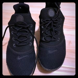 Women’s gently used all black size 7 Nike’s